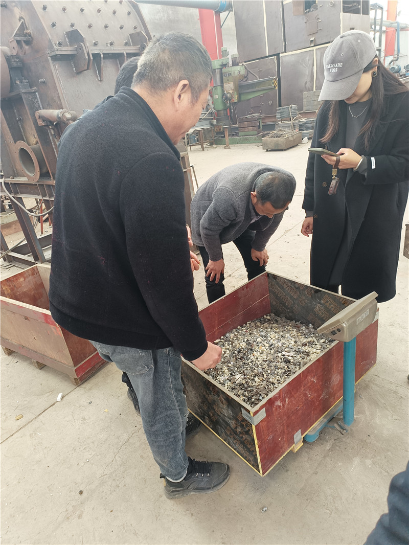客戶廢舊小家電通過廢鋁破碎機破碎分選試機現場